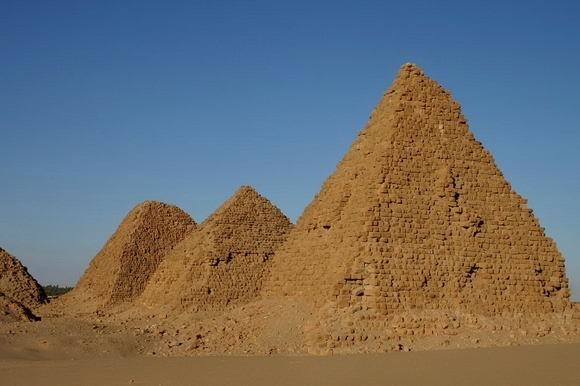 19-nurri pyramides04.jpg
